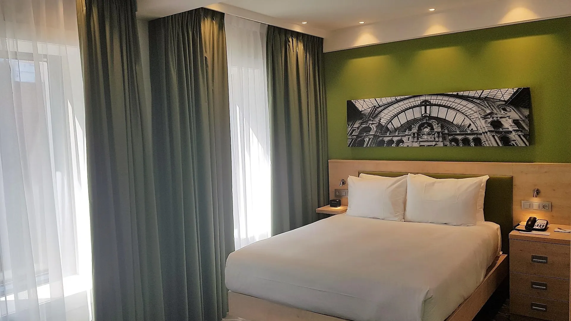 Hampton By Hilton Antwerp Central Station 3*,